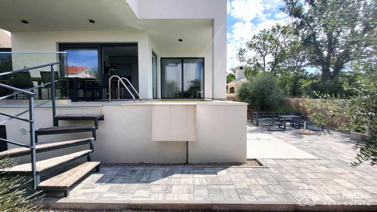 Appartamento moderno su due livelli con ampio giardino e piscina a Njivice