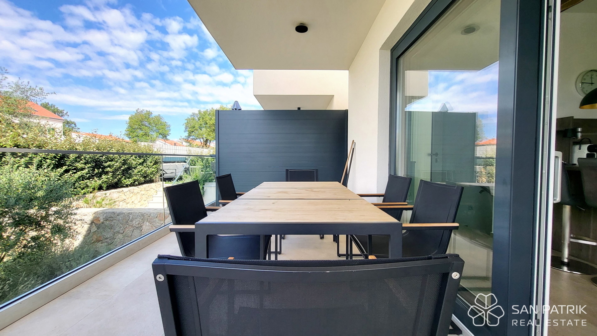 Appartamento moderno su due livelli con ampio giardino e piscina a Njivice