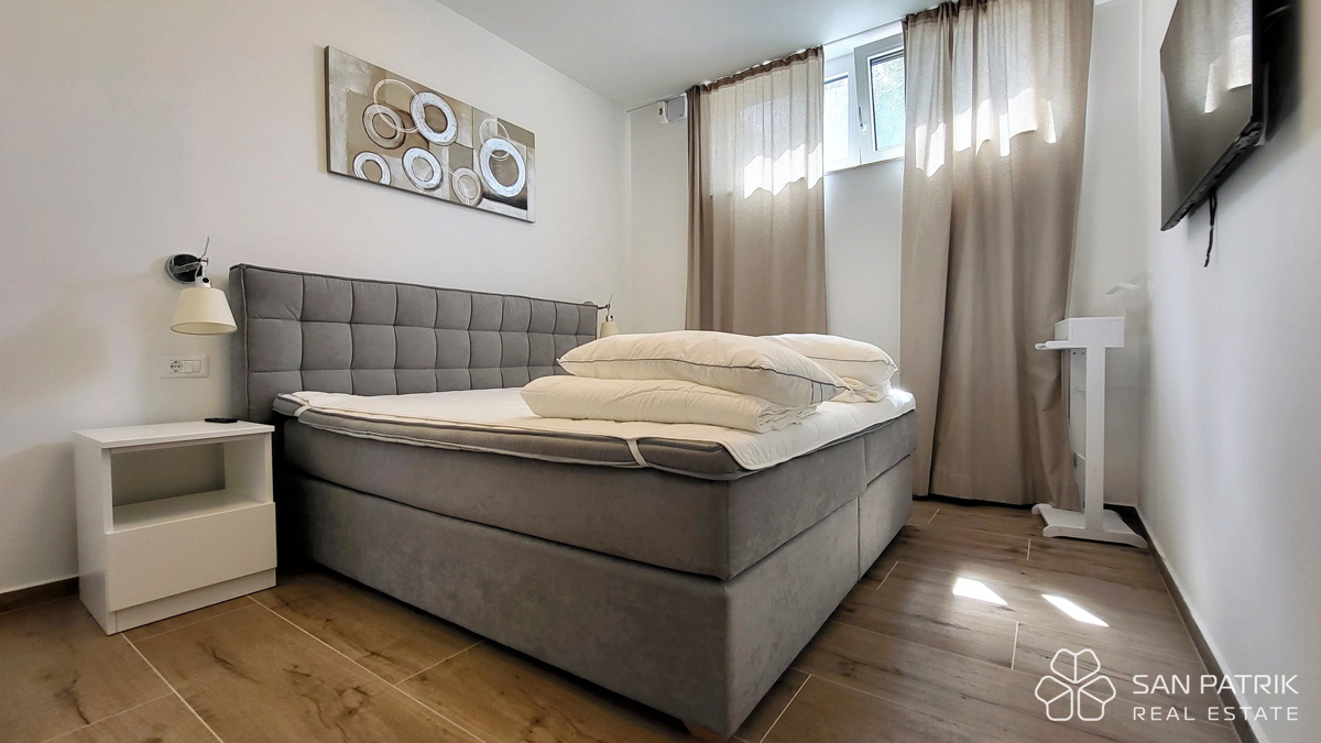 Appartamento moderno su due livelli con ampio giardino e piscina a Njivice