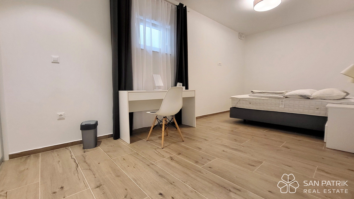 Appartamento moderno su due livelli con ampio giardino e piscina a Njivice