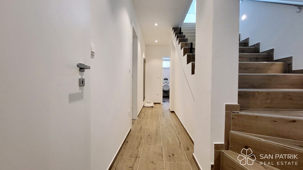 Appartamento moderno su due livelli con ampio giardino e piscina a Njivice