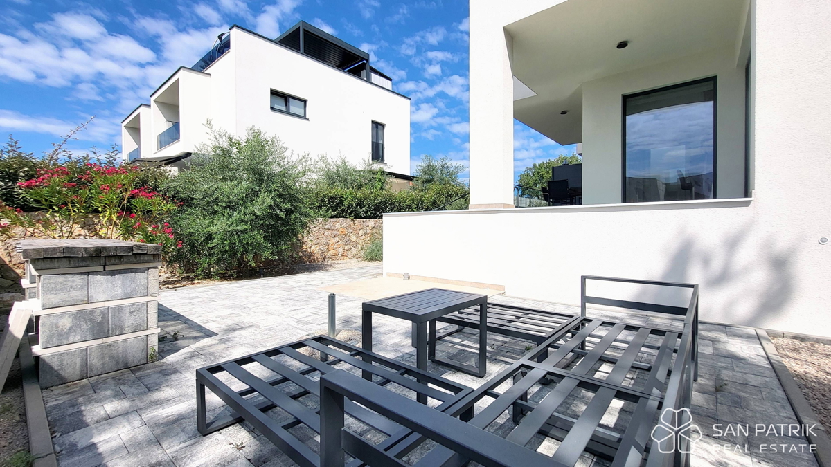 Appartamento moderno su due livelli con ampio giardino e piscina a Njivice