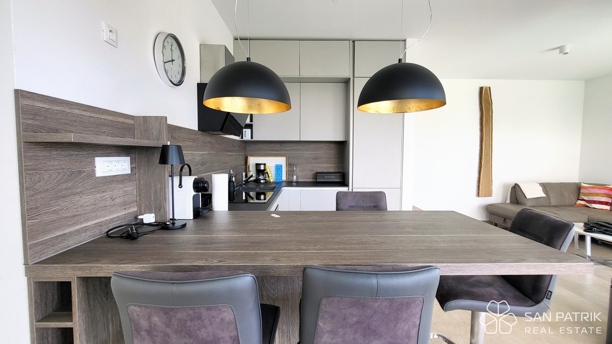 Appartamento moderno su due livelli con ampio giardino e piscina a Njivice