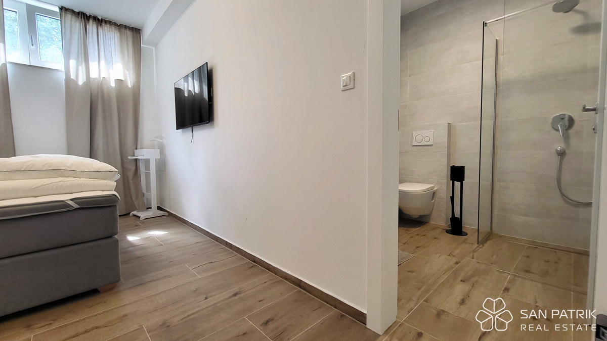 Appartamento moderno su due livelli con ampio giardino e piscina a Njivice