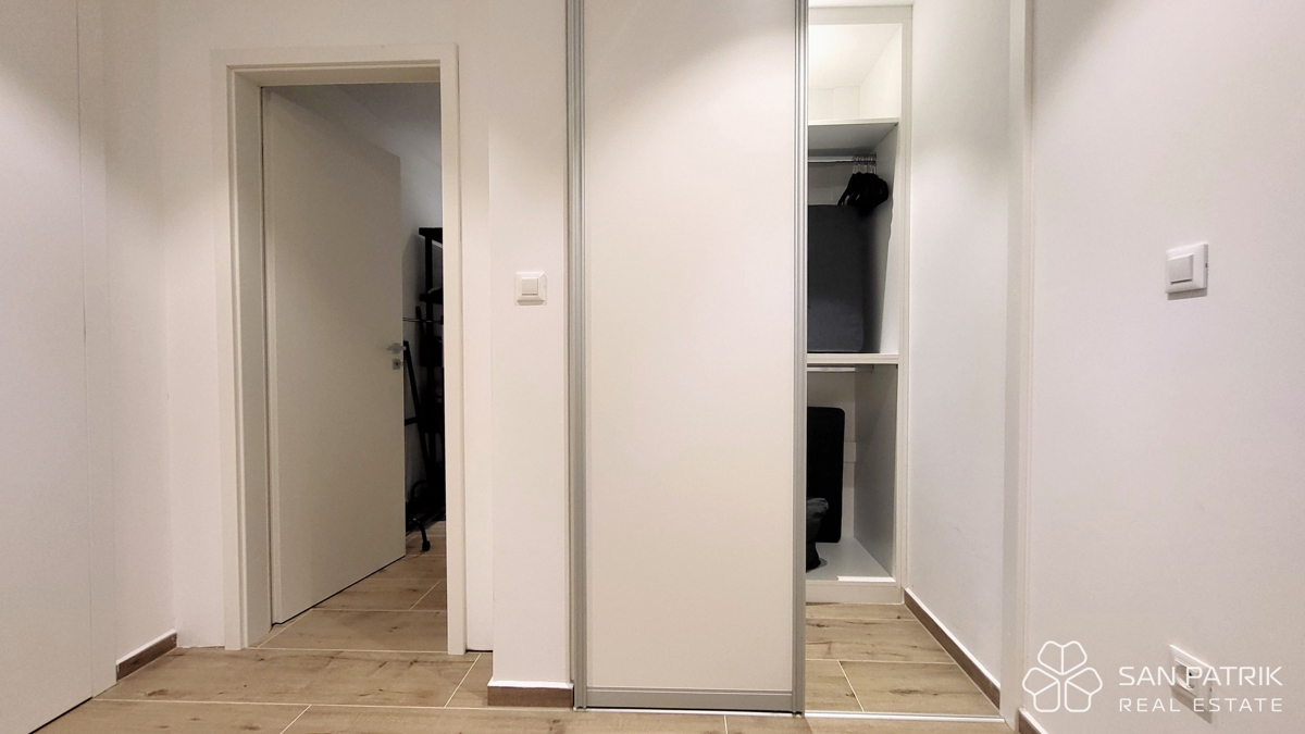 Appartamento moderno su due livelli con ampio giardino e piscina a Njivice