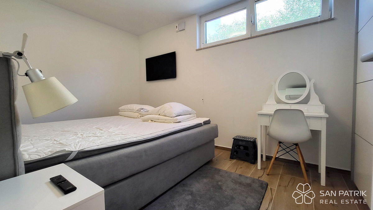 Appartamento moderno su due livelli con ampio giardino e piscina a Njivice