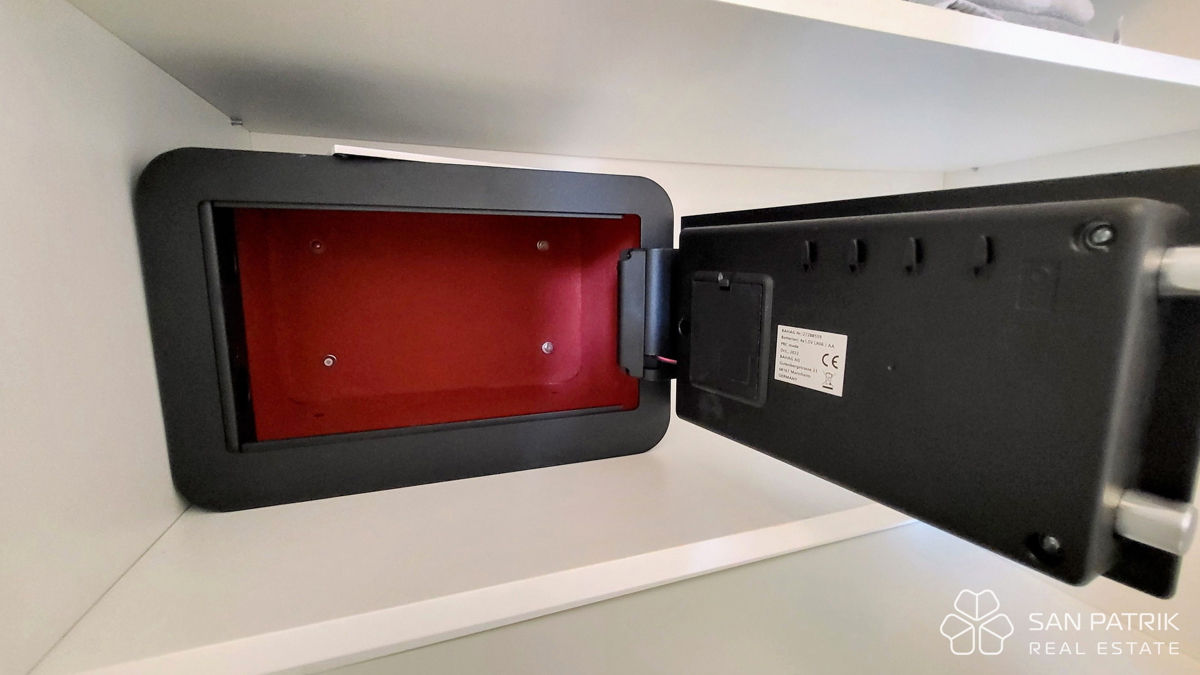 Appartamento moderno su due livelli con ampio giardino e piscina a Njivice