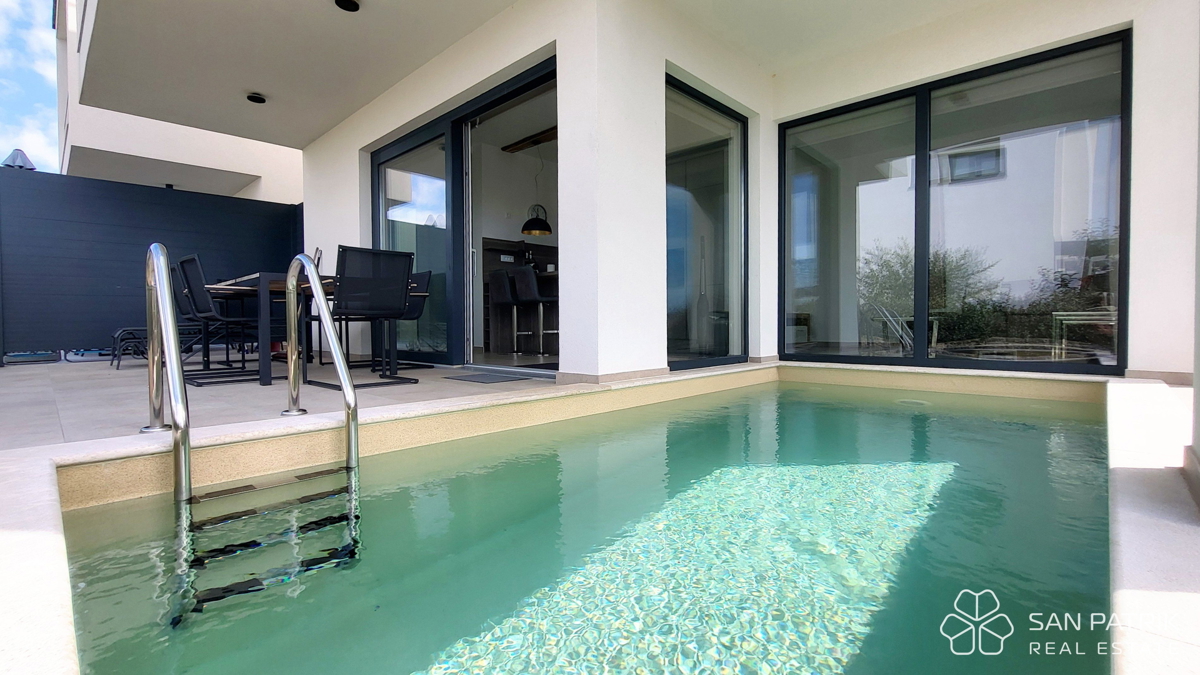 Appartamento moderno su due livelli con ampio giardino e piscina a Njivice