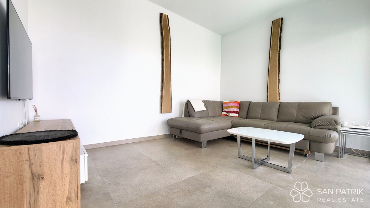 Appartamento moderno su due livelli con ampio giardino e piscina a Njivice