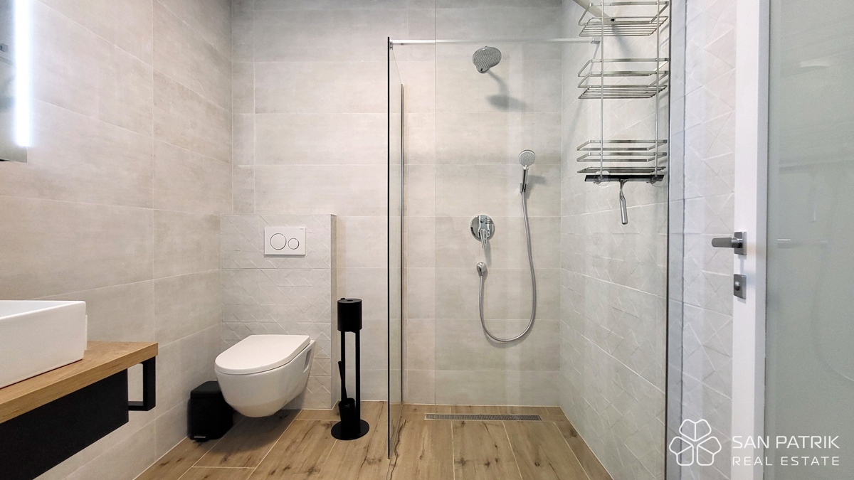 Appartamento moderno su due livelli con ampio giardino e piscina a Njivice