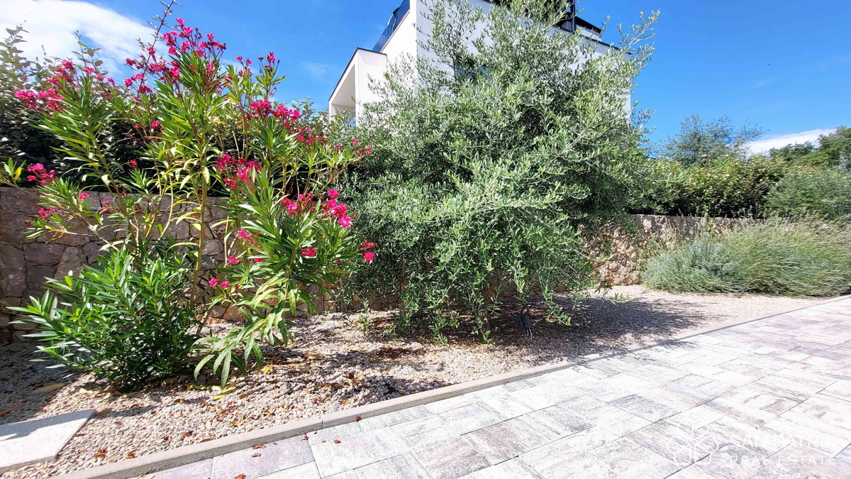 Appartamento moderno su due livelli con ampio giardino e piscina a Njivice