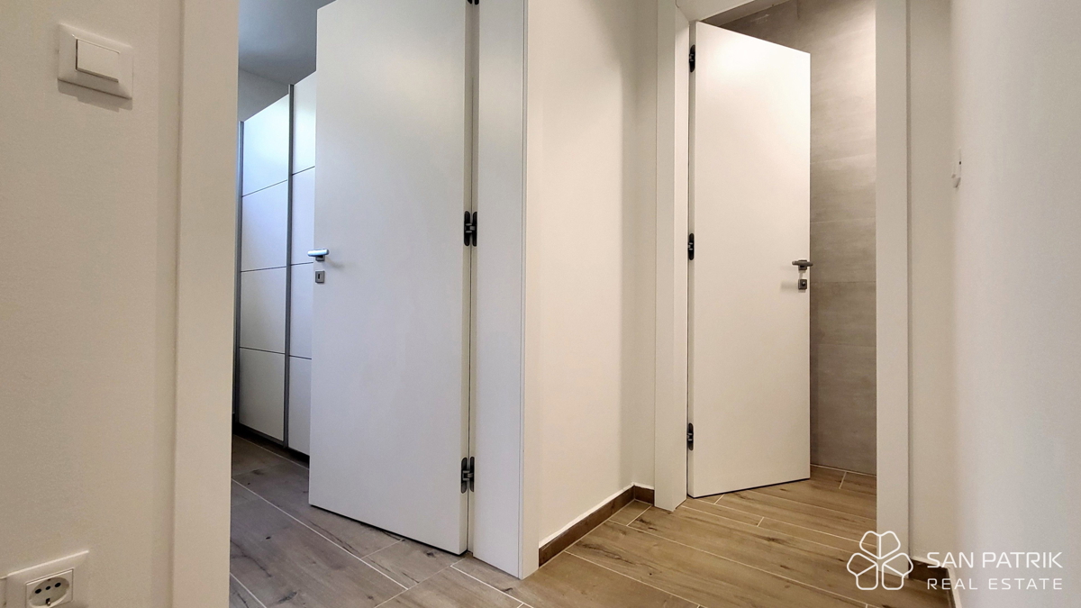 Appartamento moderno su due livelli con ampio giardino e piscina a Njivice