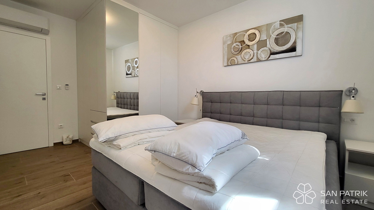 Appartamento moderno su due livelli con ampio giardino e piscina a Njivice