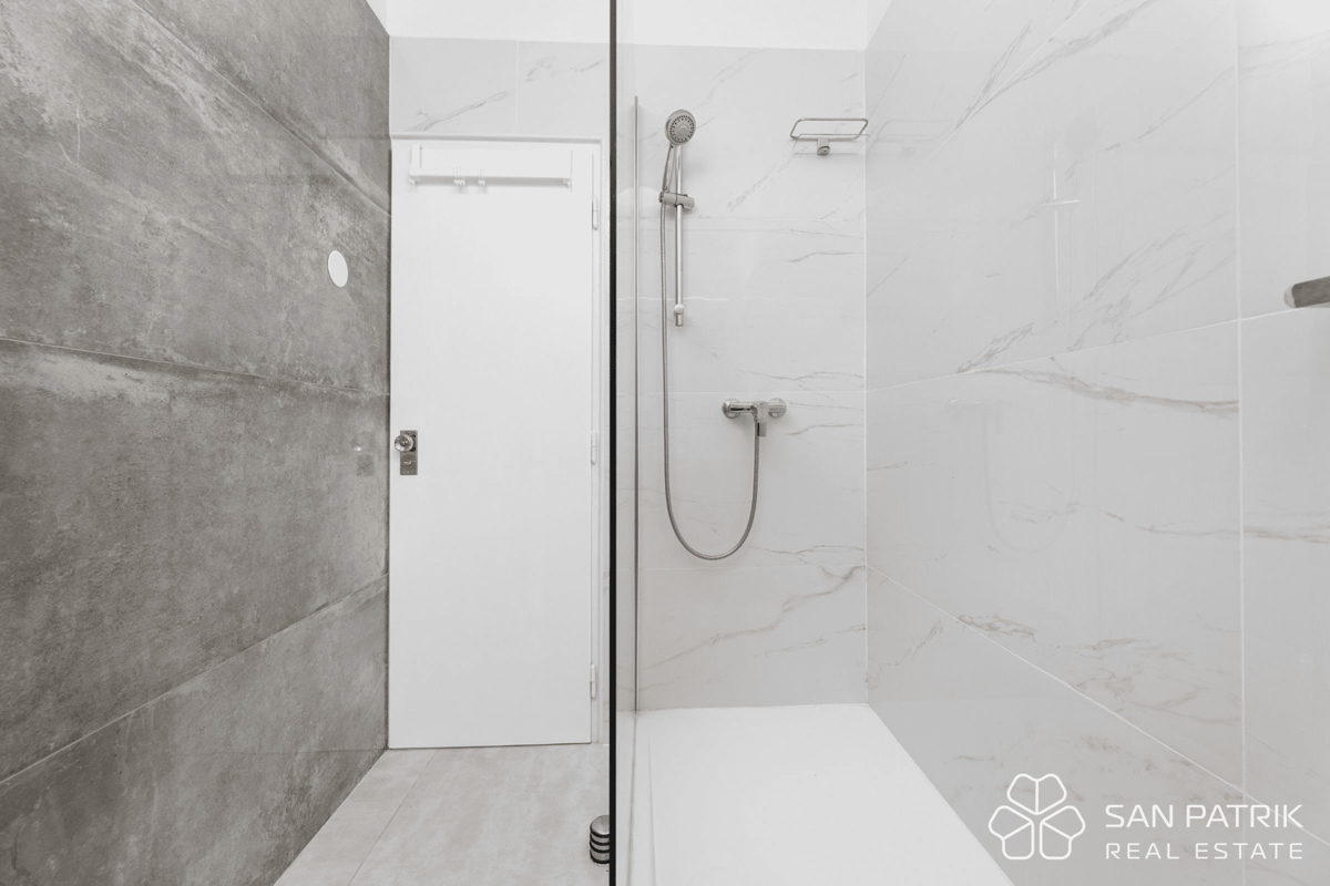 Villa ristrutturata vicino al mare con 4 unità abitative e garage