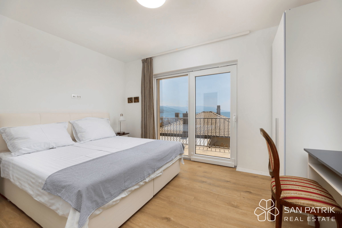 Villa ristrutturata vicino al mare con 4 unità abitative e garage