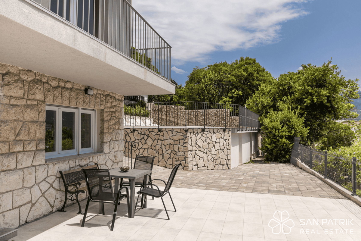 Villa ristrutturata vicino al mare con 4 unità abitative e garage