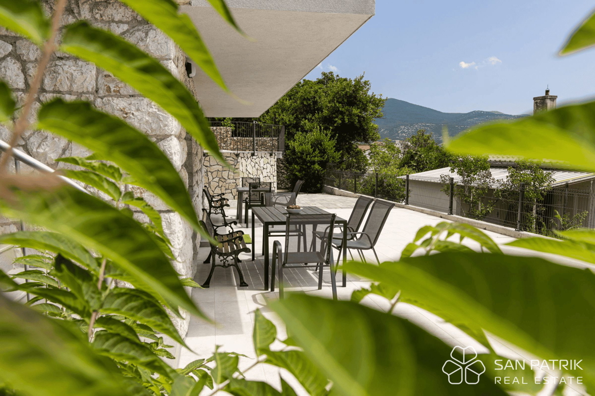 Villa ristrutturata vicino al mare con 4 unità abitative e garage