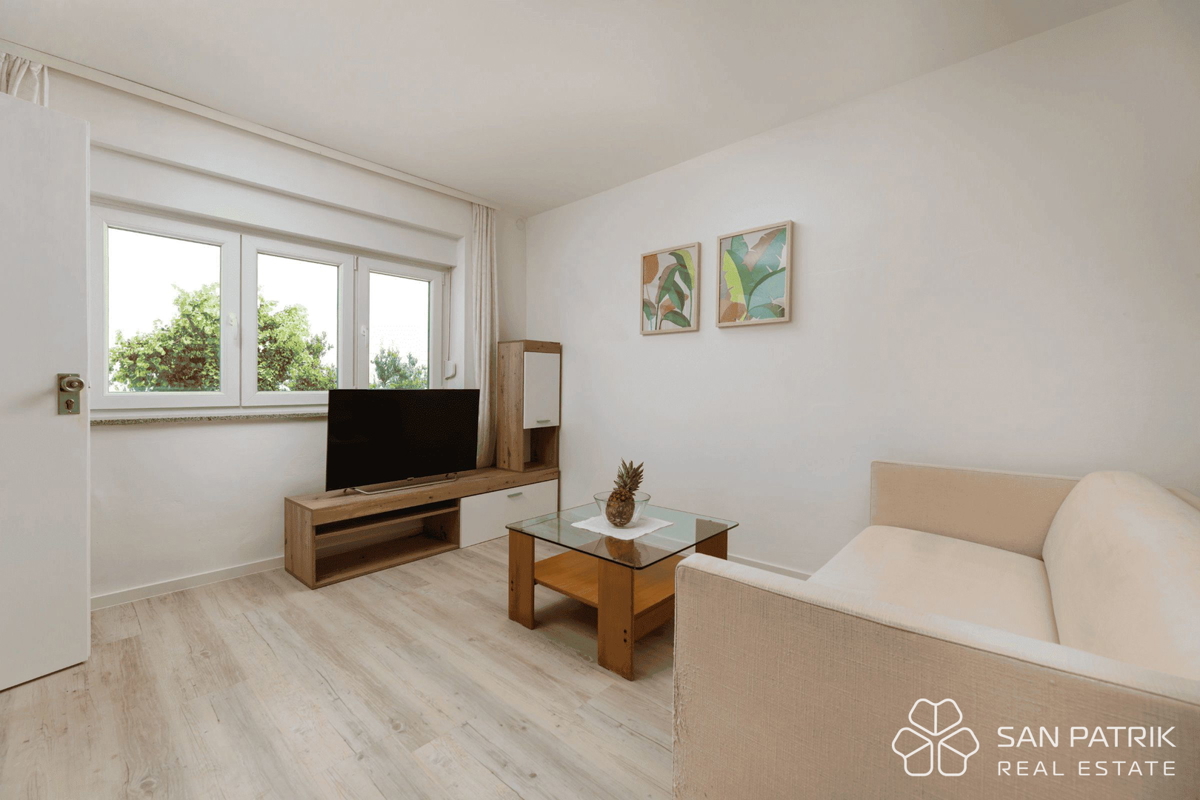 Villa ristrutturata vicino al mare con 4 unità abitative e garage