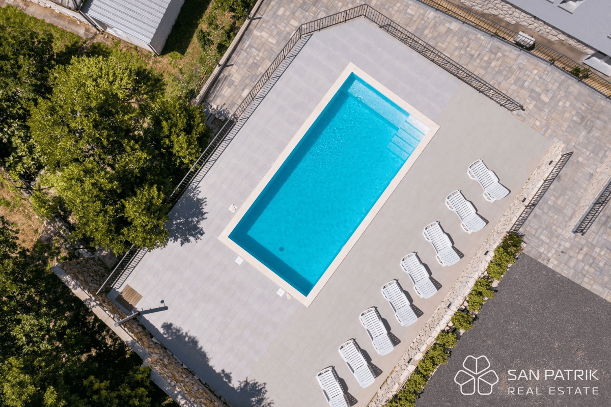 Villa ristrutturata vicino al mare con 4 unità abitative e garage
