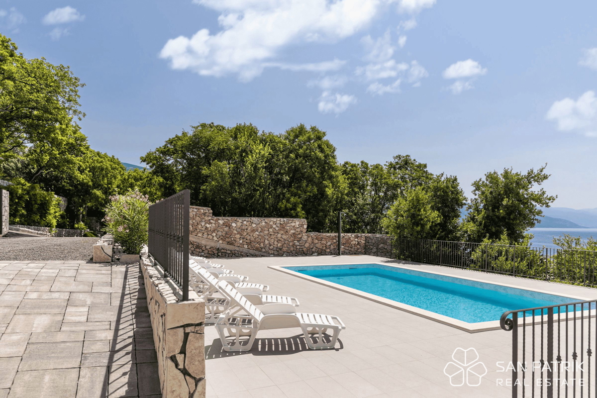 Villa ristrutturata vicino al mare con 4 unità abitative e garage