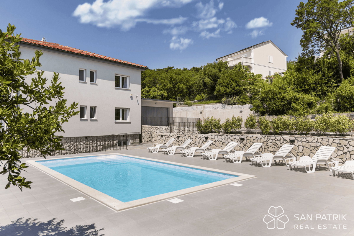 Villa ristrutturata vicino al mare con 4 unità abitative e garage