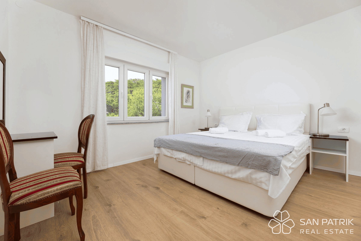 Villa ristrutturata vicino al mare con 4 unità abitative e garage