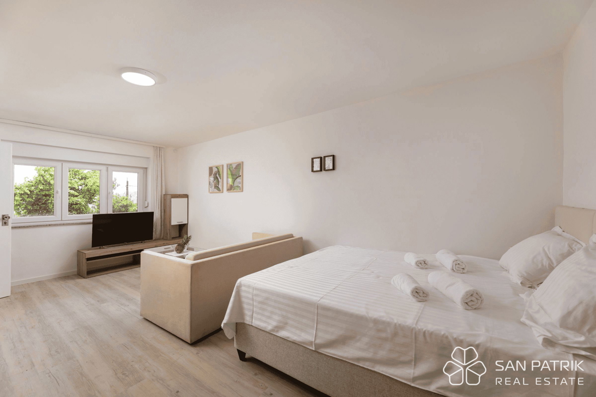 Villa ristrutturata vicino al mare con 4 unità abitative e garage