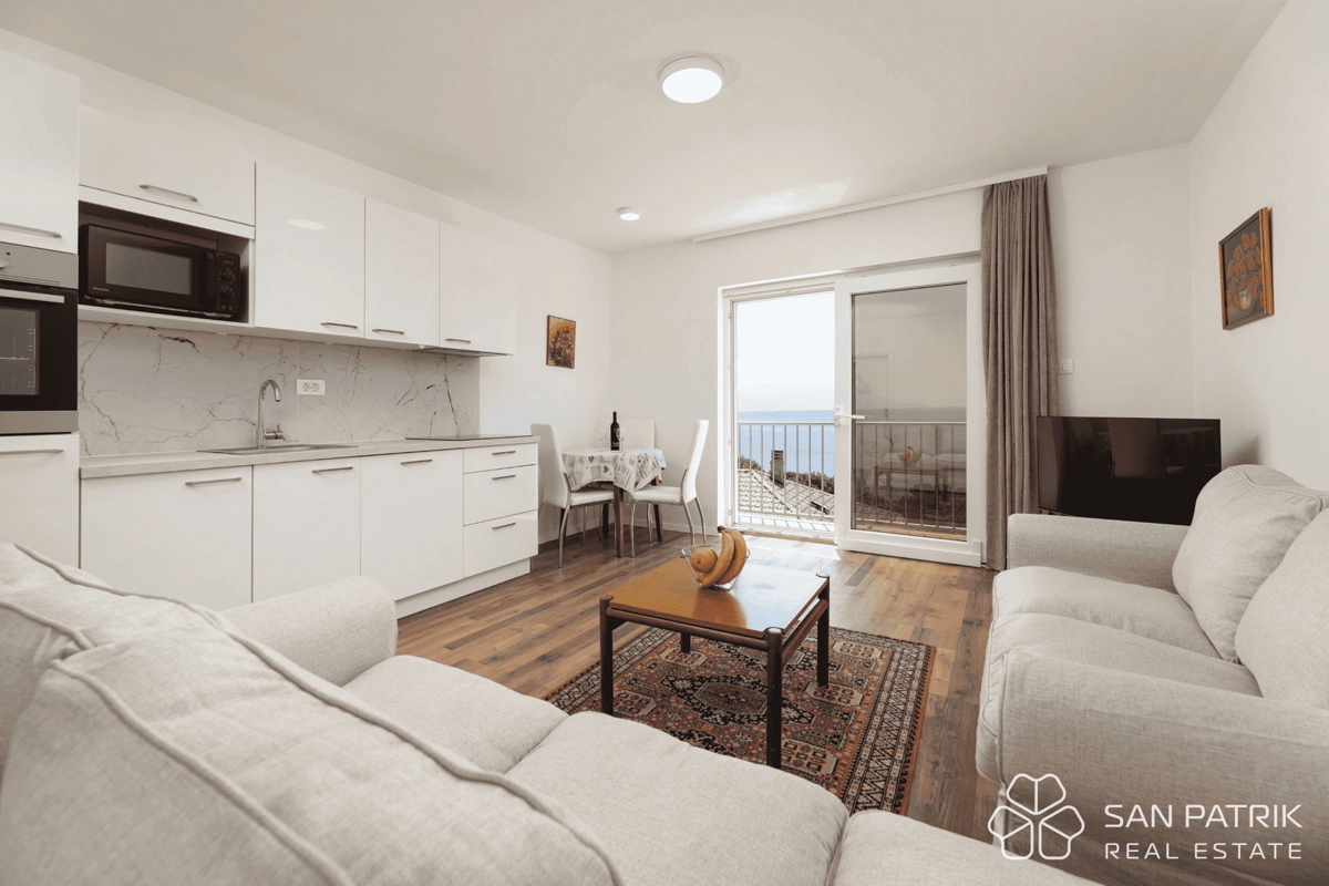 Villa ristrutturata vicino al mare con 4 unità abitative e garage