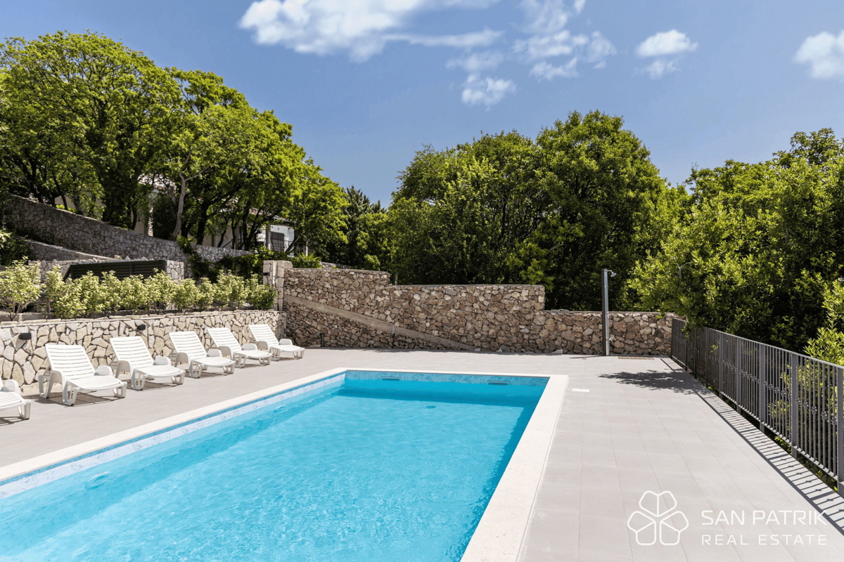 Villa ristrutturata vicino al mare con 4 unità abitative e garage