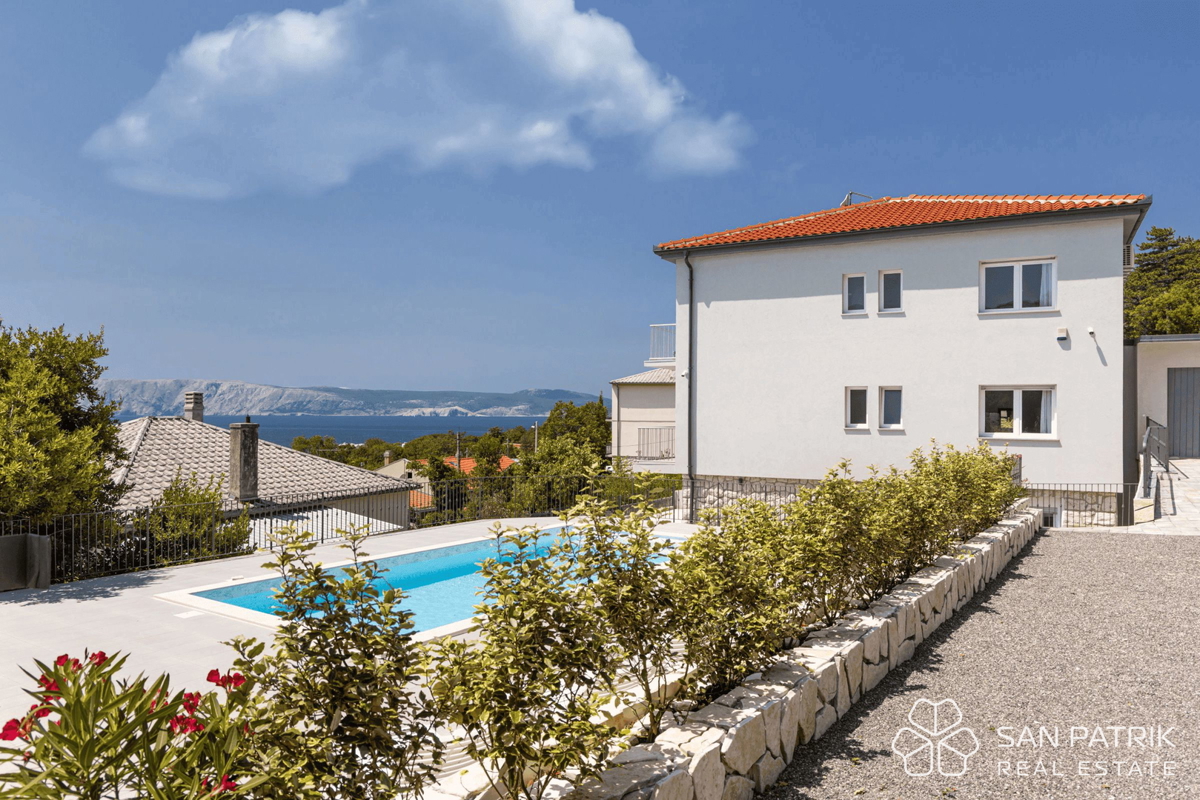 Villa ristrutturata vicino al mare con 4 unità abitative e garage