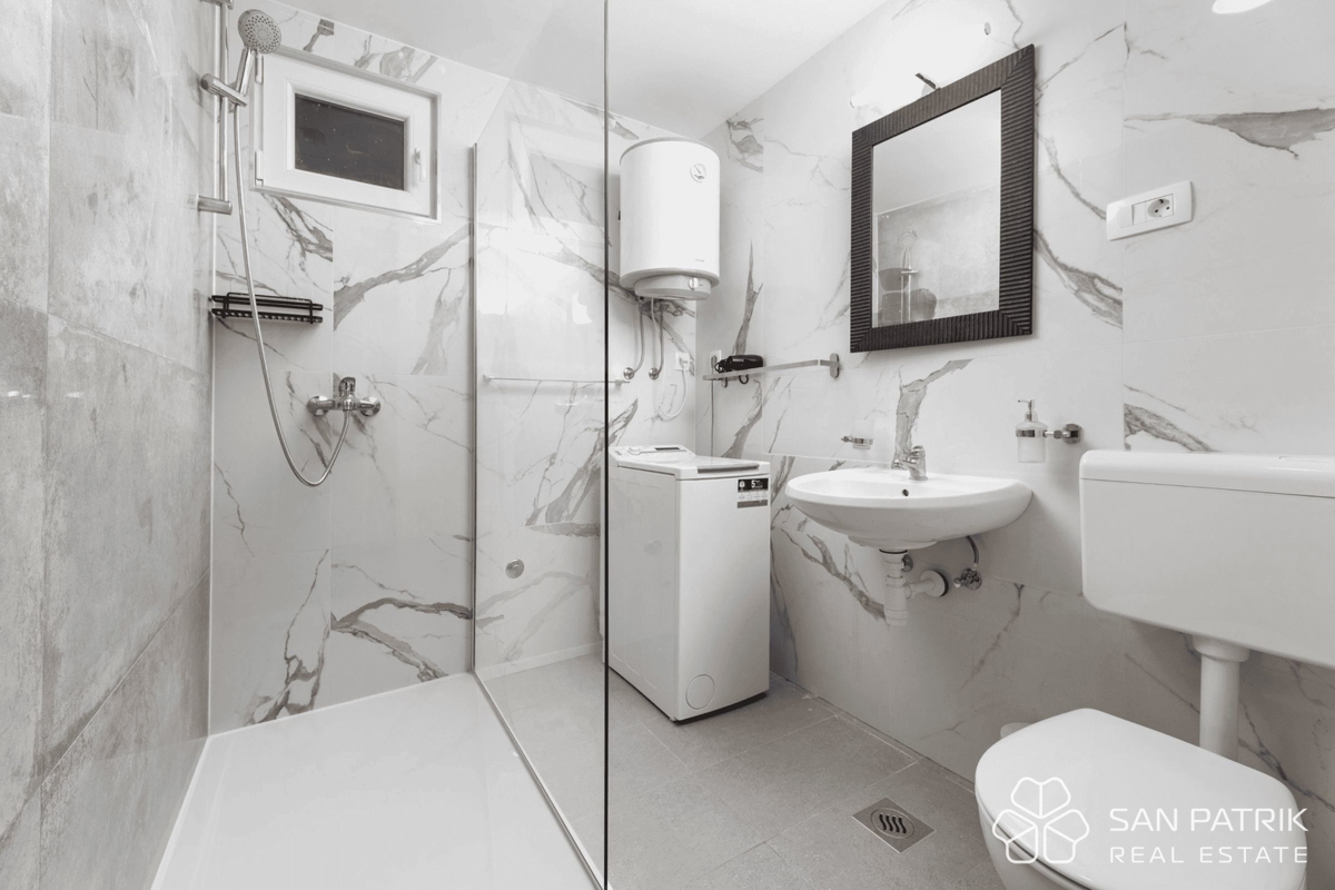 Villa ristrutturata vicino al mare con 4 unità abitative e garage