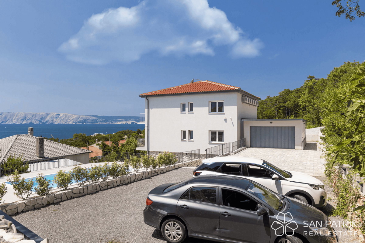 Villa ristrutturata vicino al mare con 4 unità abitative e garage