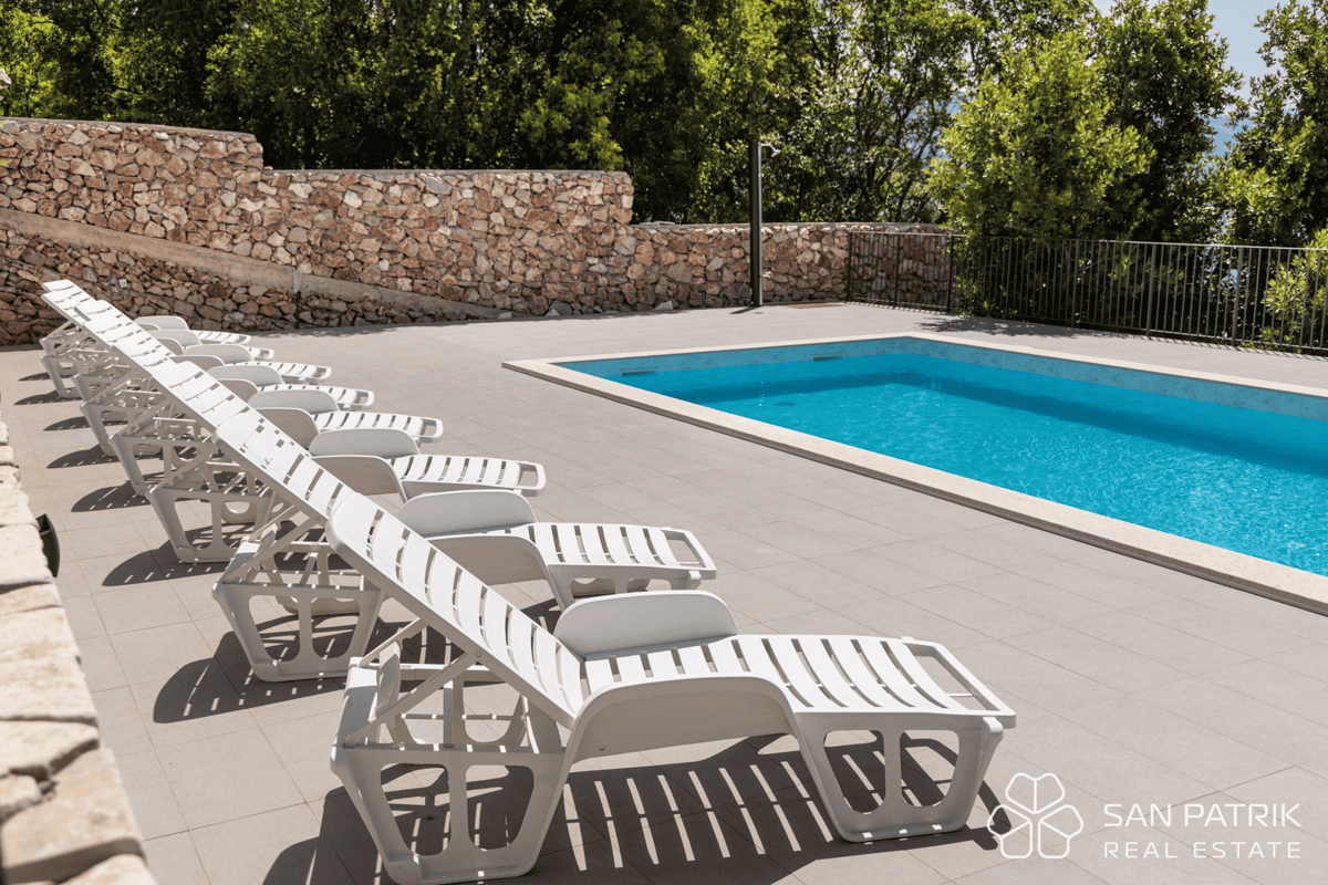 Villa ristrutturata vicino al mare con 4 unità abitative e garage