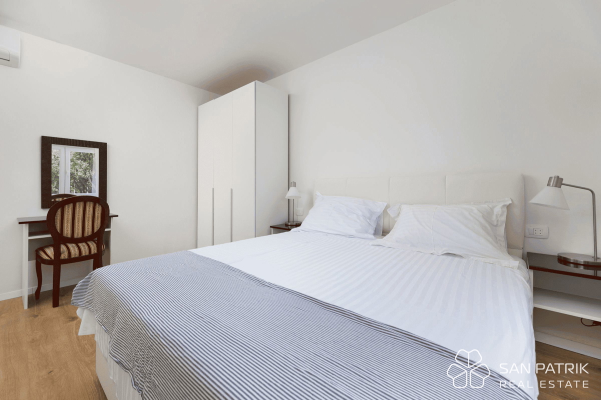 Villa ristrutturata vicino al mare con 4 unità abitative e garage