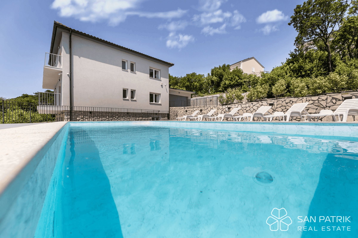 Villa ristrutturata vicino al mare con 4 unità abitative e garage