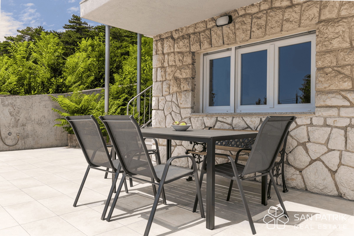 Villa ristrutturata vicino al mare con 4 unità abitative e garage