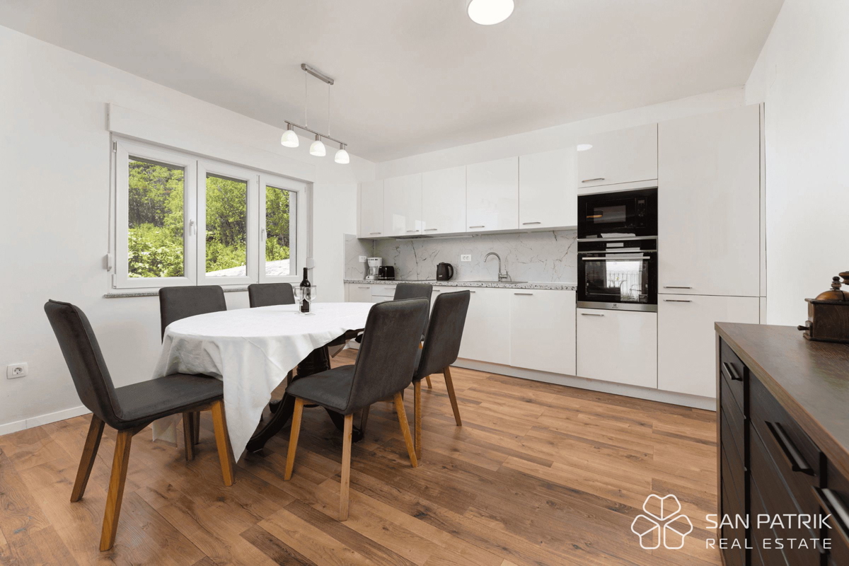 Villa ristrutturata vicino al mare con 4 unità abitative e garage