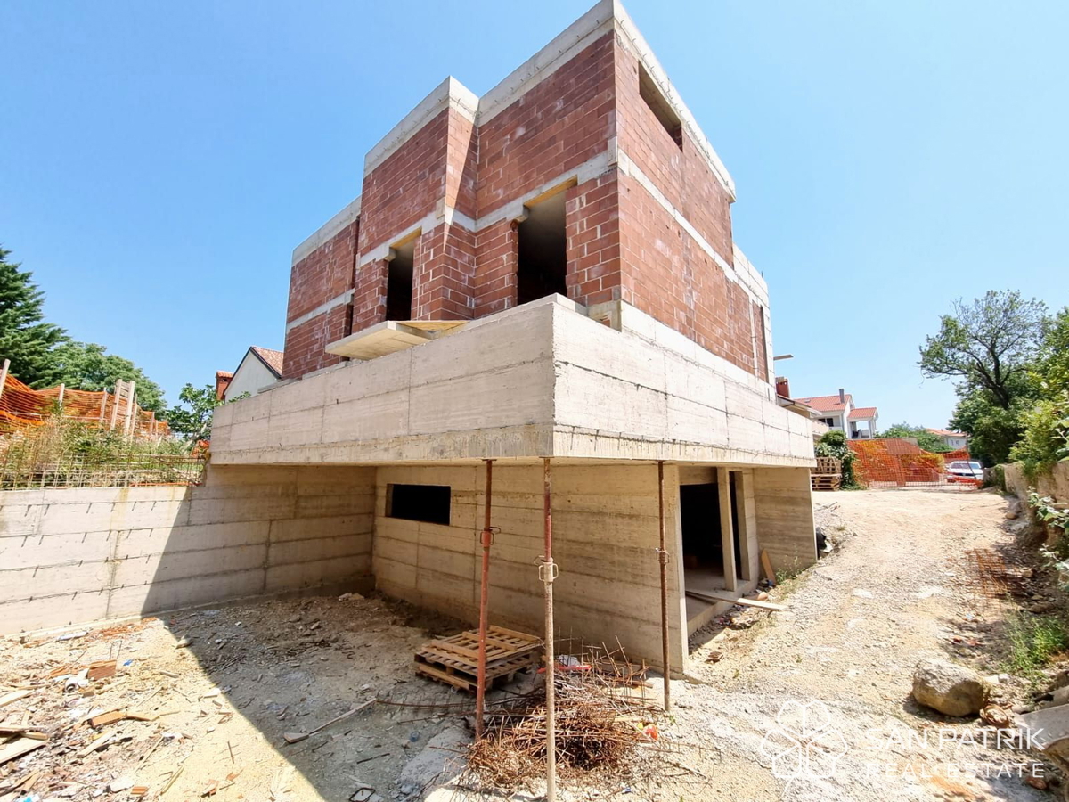 Isola di Krk, Città di Krk - Terreno edificabile con progetto