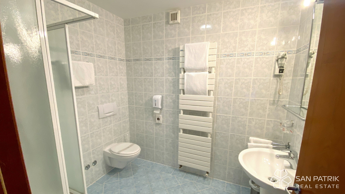 Cres: Hotel 4* con attività consolidata – opportunità di investimento