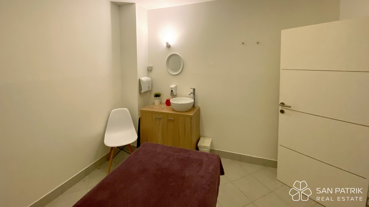 Cres: Hotel 4* con attività consolidata – opportunità di investimento