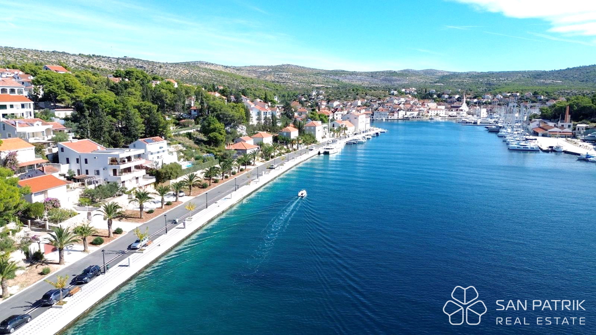 Attico (75 m2) sul mare con grande terrazza a Brač