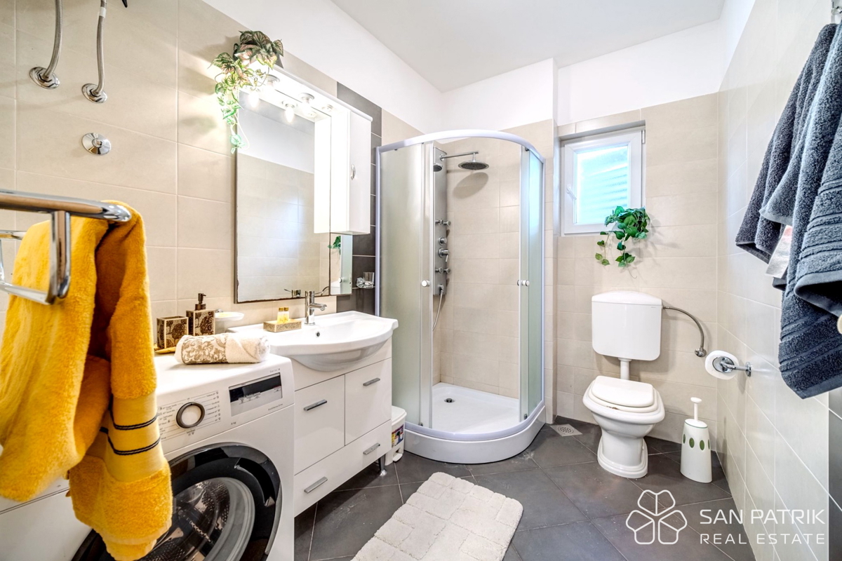 Attico (75 m2) sul mare con grande terrazza a Brač