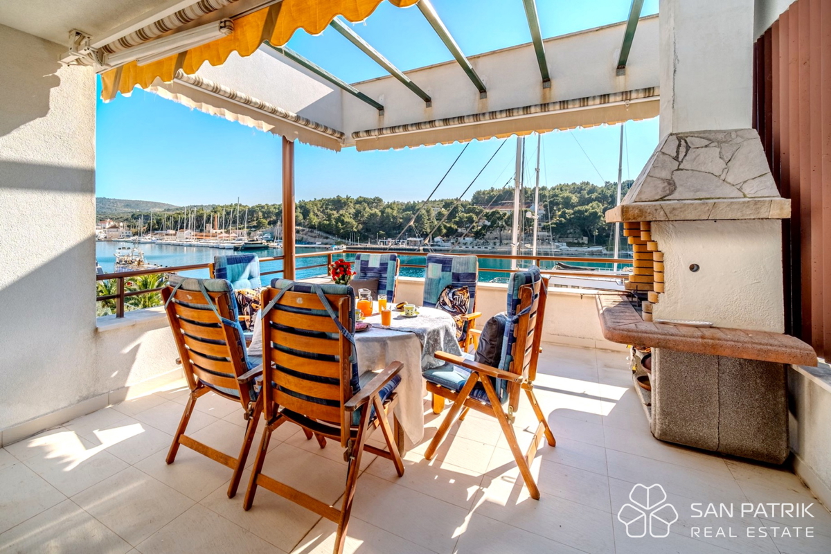 Attico (75 m2) sul mare con grande terrazza a Brač