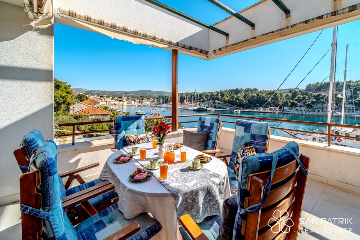 Attico (75 m2) sul mare con grande terrazza a Brač