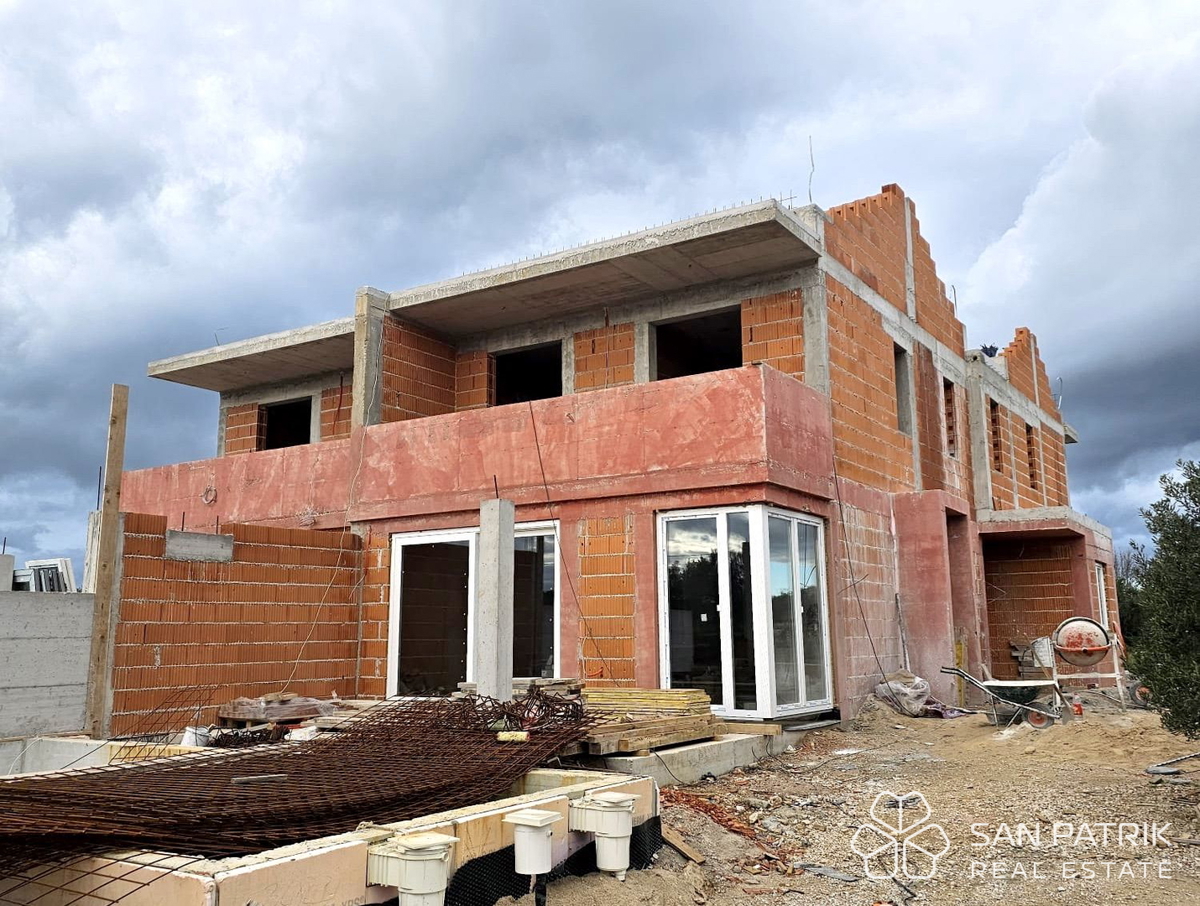 NUOVA COSTRUZIONE CON PISCINA – APPARTAMENTO SU DUE LIVELLI A MURTER