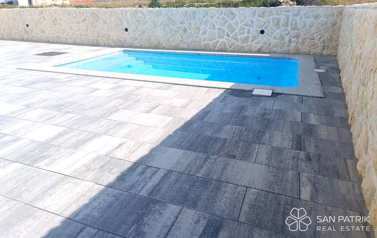 APPARTAMENTO MODERNO CON PISCINA – LA VOSTRA NUOVA CASA SUL MARE A POVLJANA