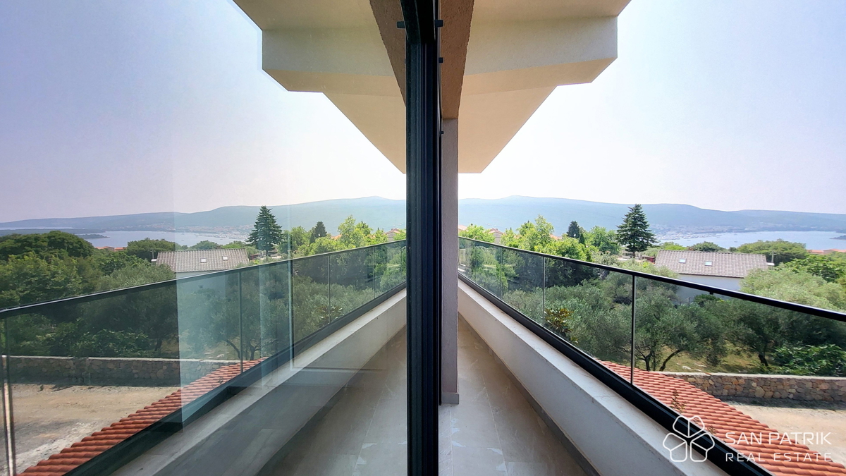 Casa moderna con piscina e vista mare a Krk