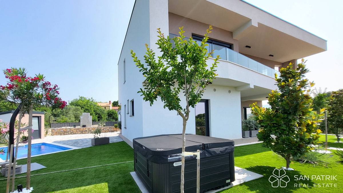 Casa moderna con piscina e vista mare a Krk