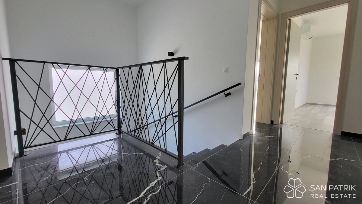 Casa moderna con piscina e vista mare a Krk