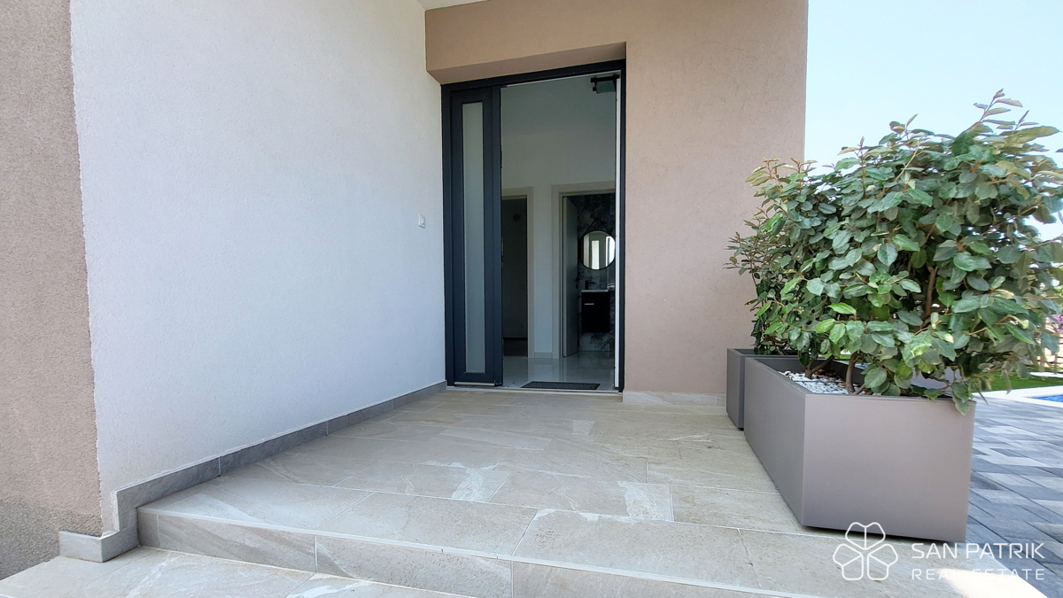 Casa moderna con piscina e vista mare a Krk